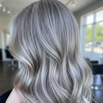 Langhaarige Frisur mit welligen, trendigen Silbergrau Strähnen mobil in Koblenz