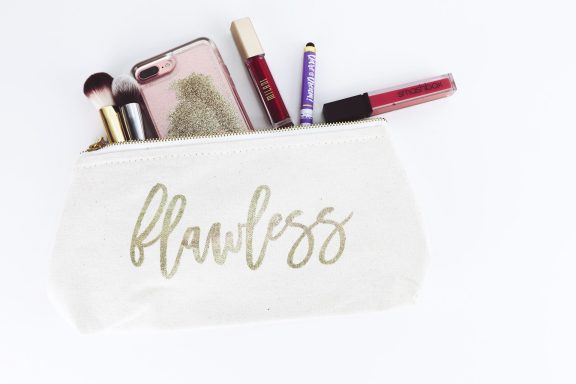 Kosmetiktasche mit „flawless“-Schriftzug und verschiedenen Beautymitteln.